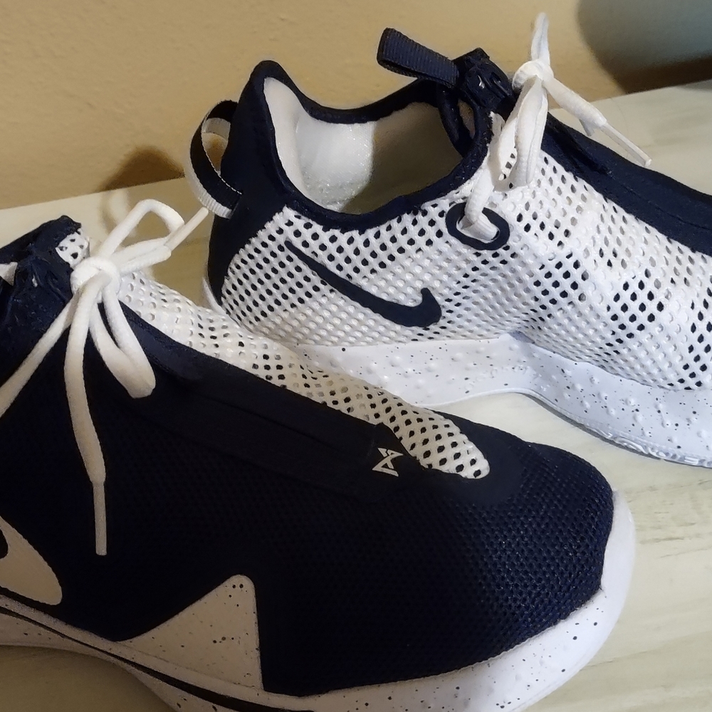 Men's Nike strobel athletic shoes